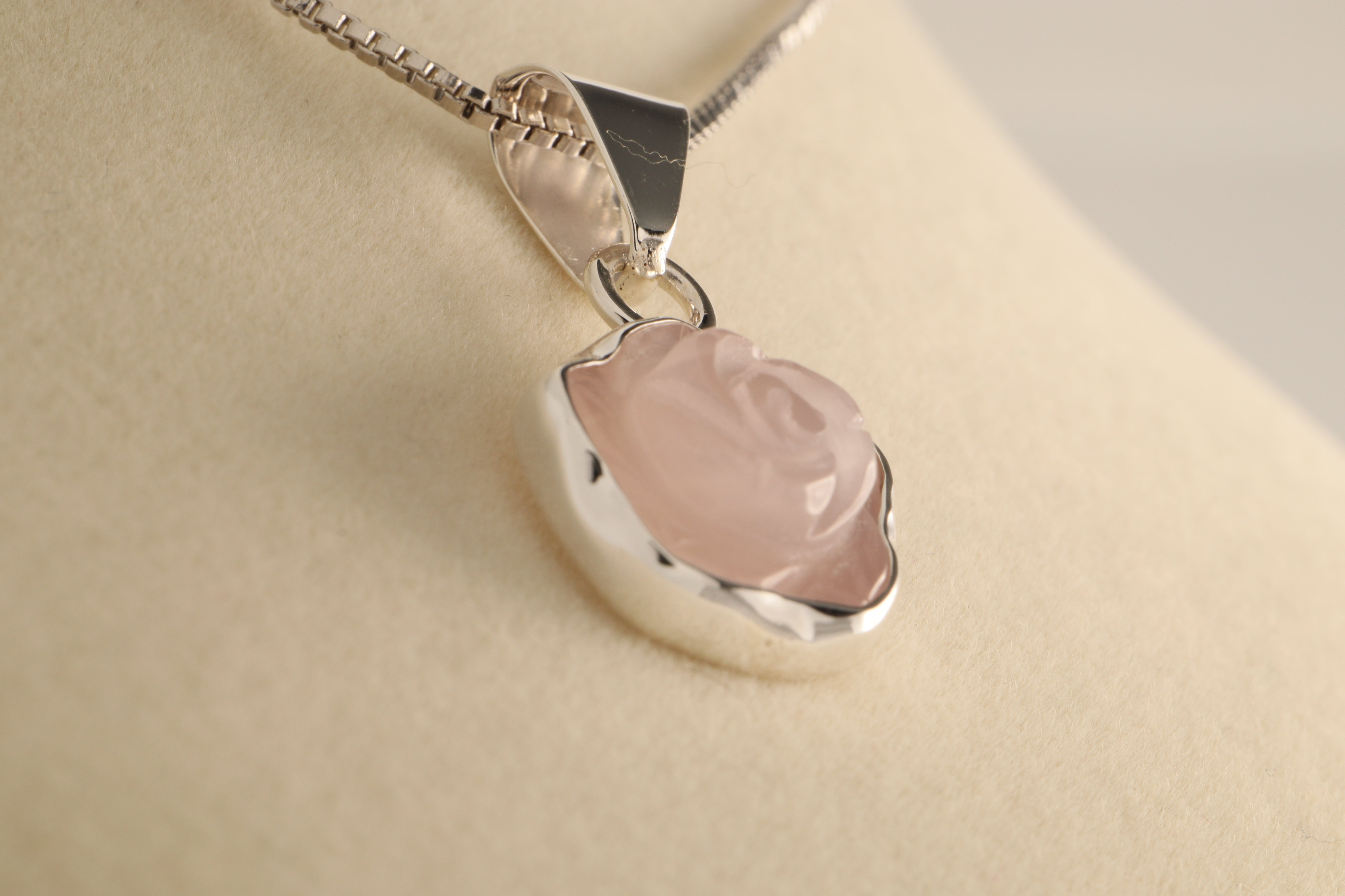 Rosa del Alba – Hand-Carved Rose Quartz Pendant in 925 Sterling Silver