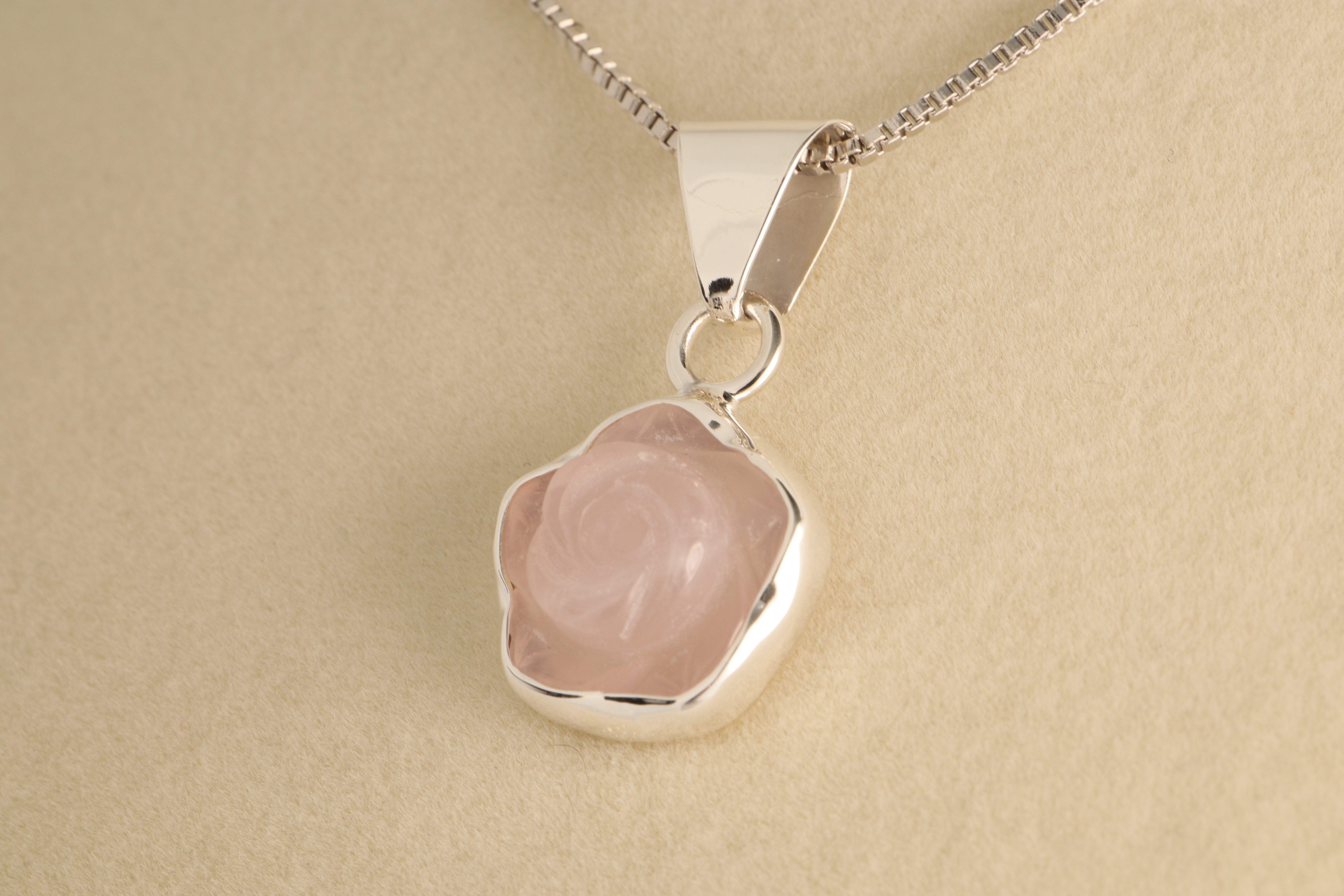 Rosa del Alba – Hand-Carved Rose Quartz Pendant in 925 Sterling Silver