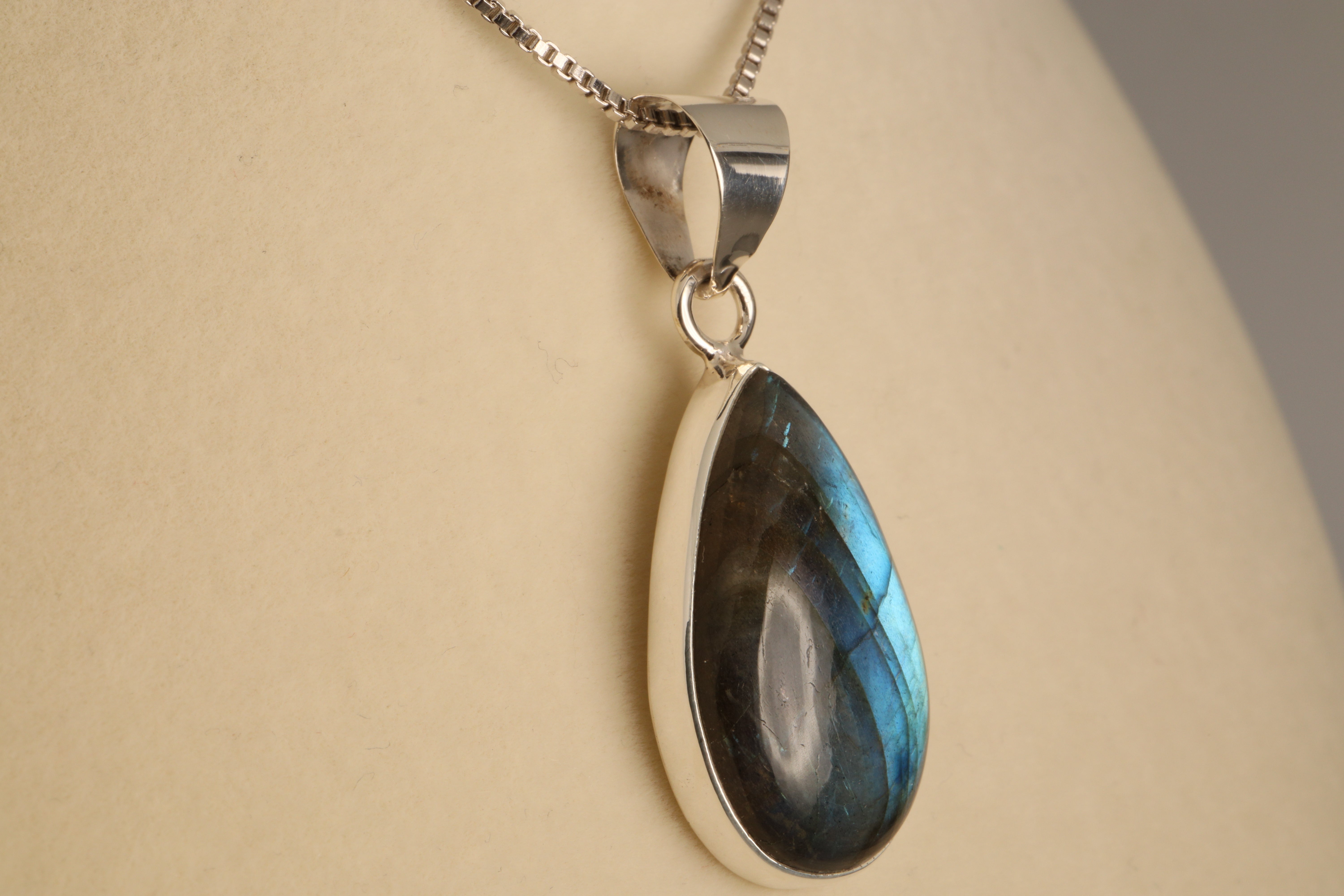 Aurora Boreal – Labradorite Pendant in 925 Sterling Silver