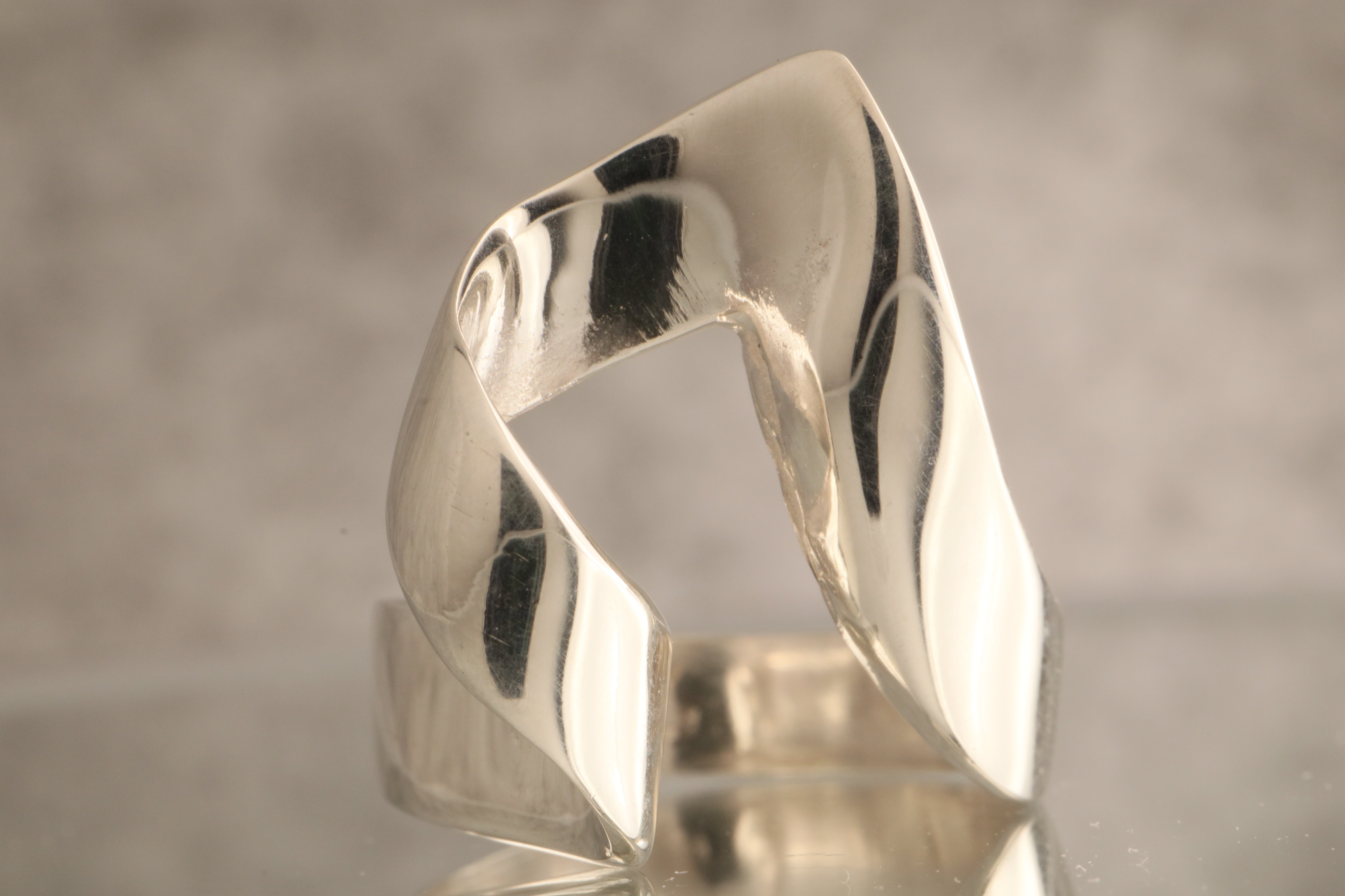 Lazo de Plata – 8 Grams Of 925 Sculpted Silver Statement Ring