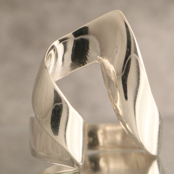 Lazo de Plata – 8 Grams Of 925 Sculpted Silver Statement Ring