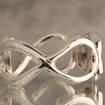 Infinito Ligero – Over 6 Grams  Of 925 Sterling Silver Infinity Ring