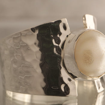 Luna Glow - Almost 7 Grams Of 925 Silver Hammered Ring With Cultured Pearl