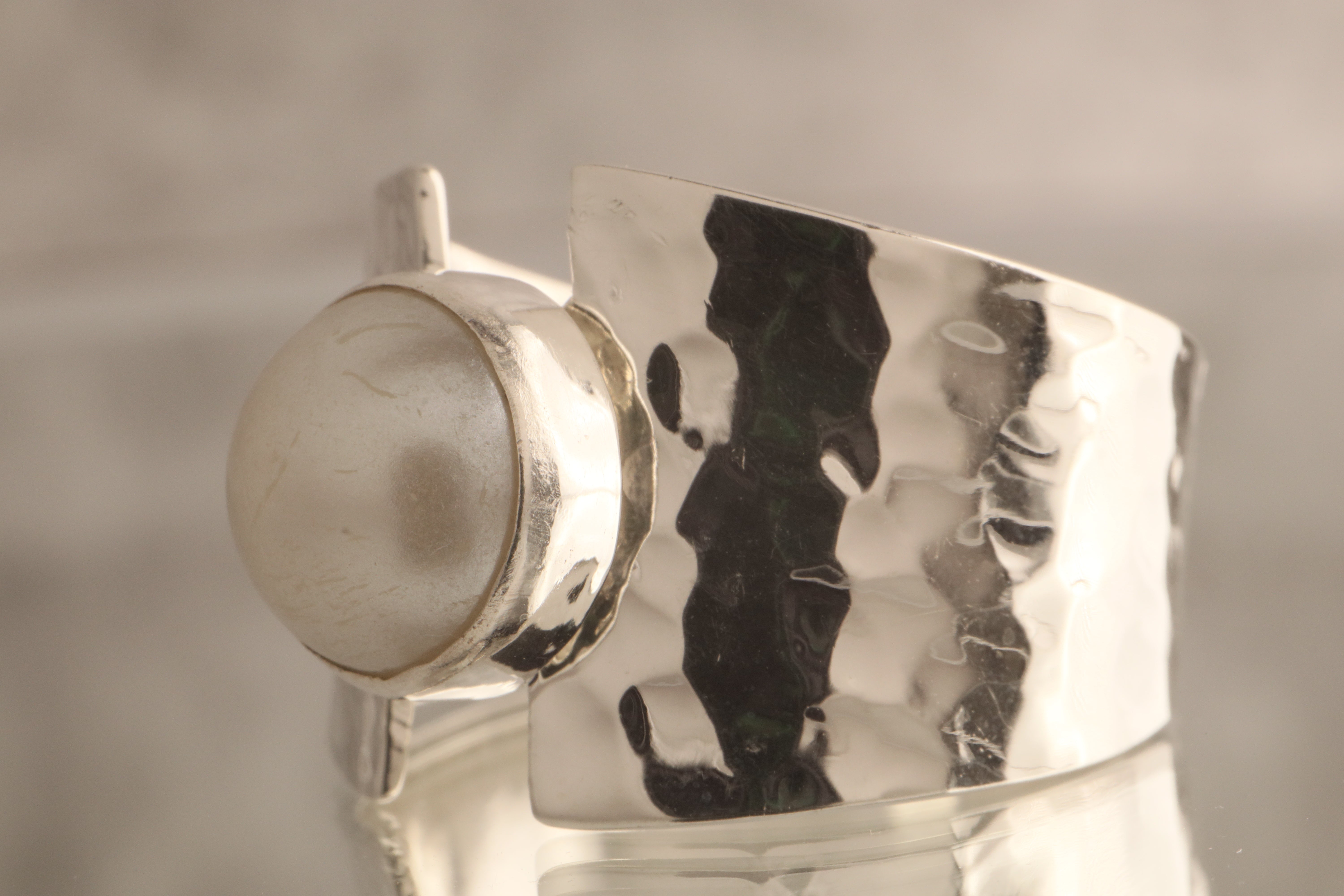 Luna Glow - Almost 7 Grams Of 925 Silver Hammered Ring With Cultured Pearl