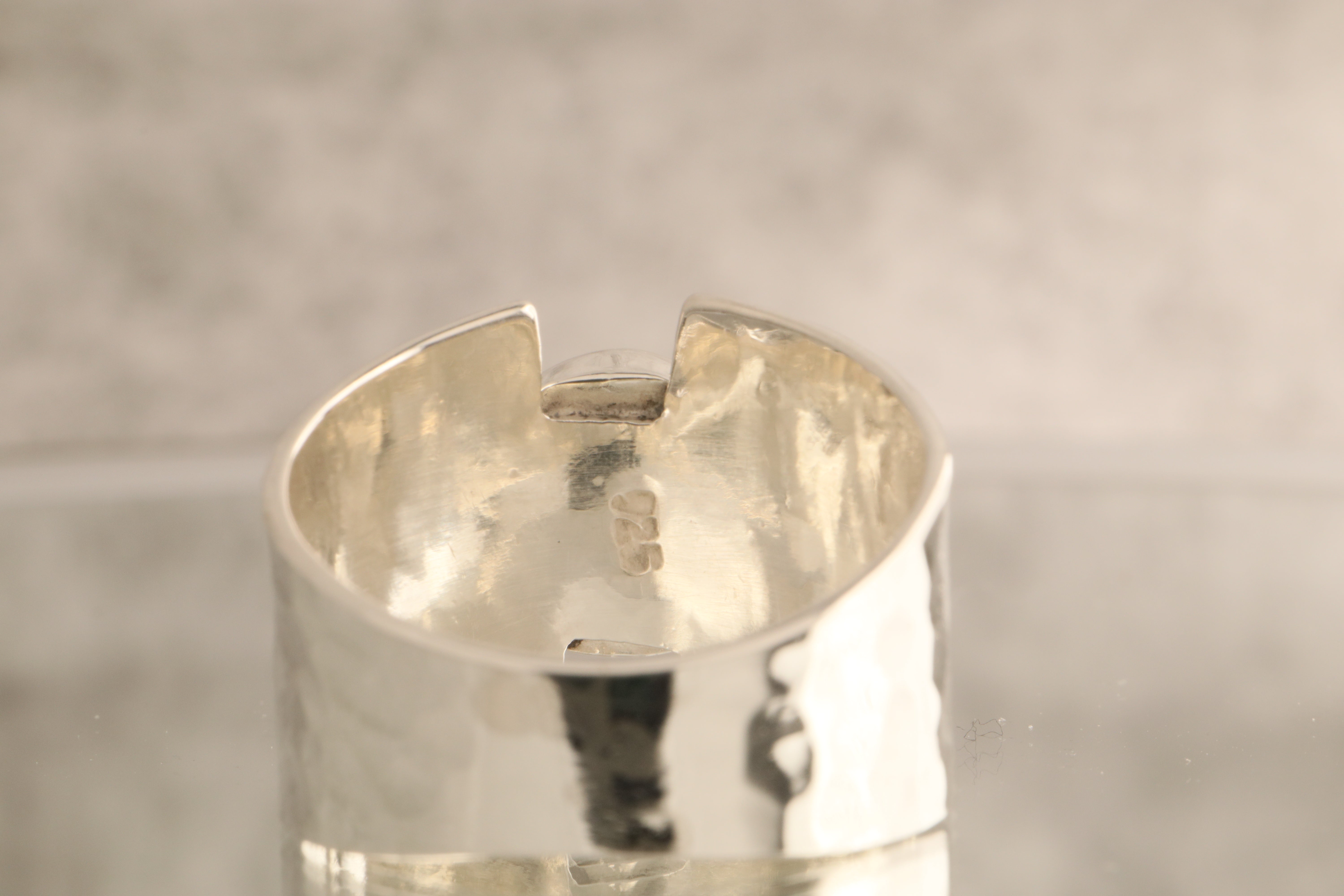 Luna Glow - Almost 7 Grams Of 925 Silver Hammered Ring With Cultured Pearl