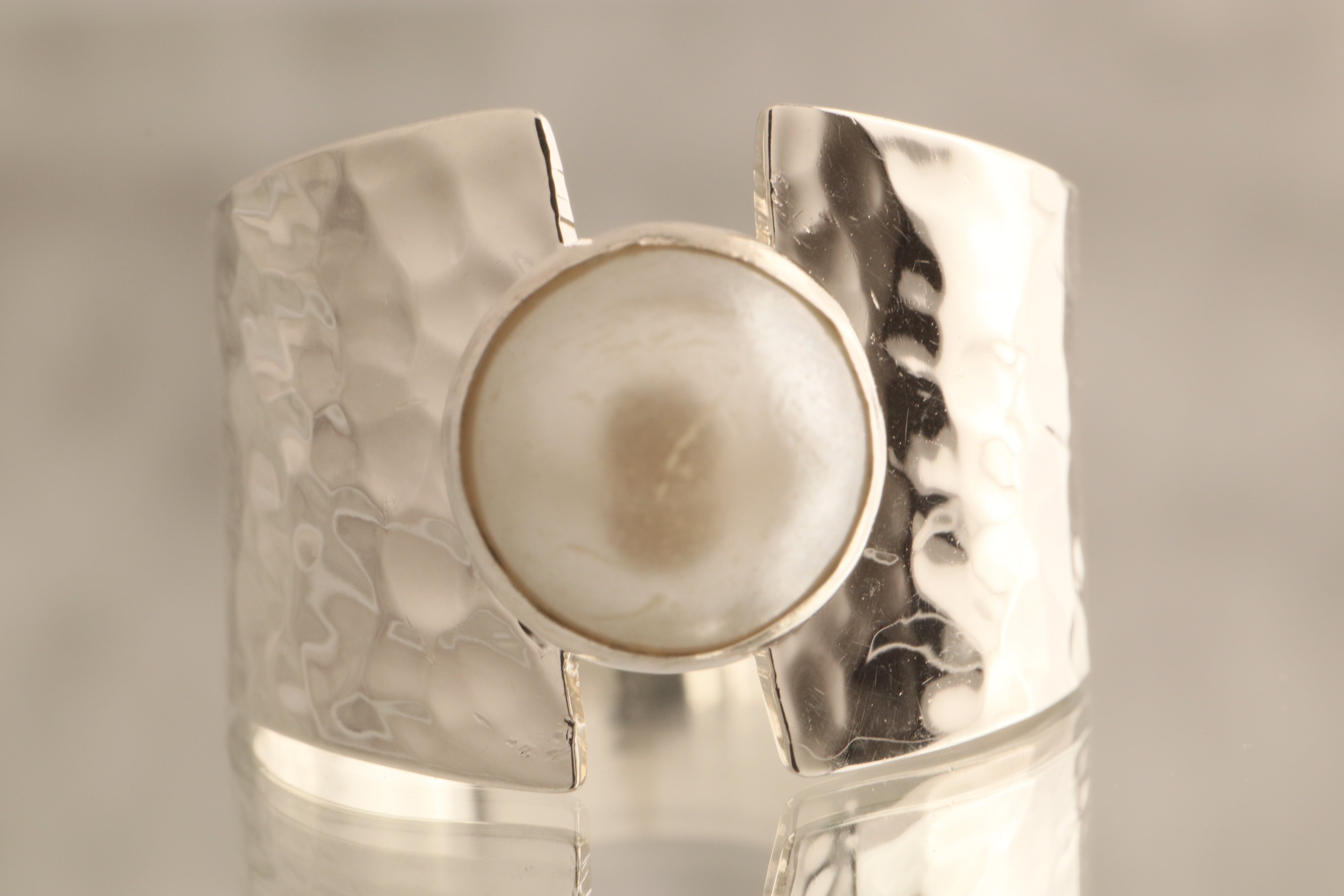 Luna Glow - Almost 7 Grams Of 925 Silver Hammered Ring With Cultured Pearl