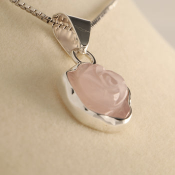 Rosa del Alba – Hand-Carved Rose Quartz Pendant in 925 Sterling Silver